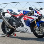 moto-honda-cbr-1000rr-r-fireblade-branco-perolizado-estacionada-na-pista_0