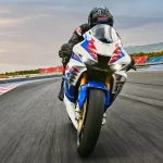 perspectiva-frontal-da-moto-honda-cbr-1000rr-r-fireblade-branco-perolizado-na-pista-de-corrida