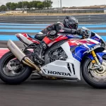 piloto-em-curva-com-a-moto-honda-cbr-1000rr-r-fireblade-branco-perolizado